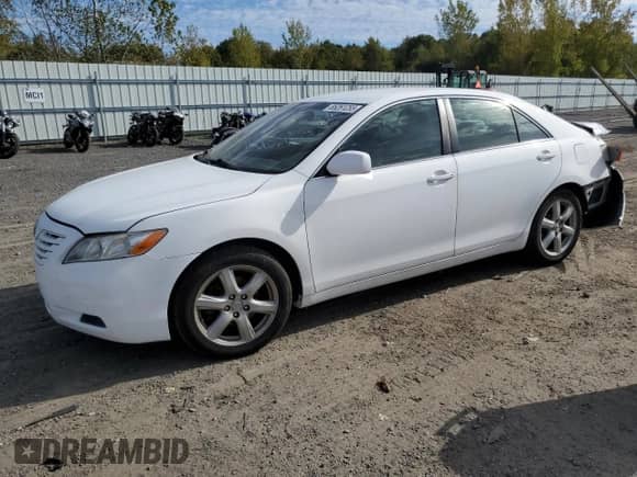 2009 Toyota Camry LE z VIN 4T1BE46KX9U806116, wystawiony jako Copart lot #85261255 z przebiegiem 196 982 mil mil oraz Czysty tytuł • Clean title. Historia ofert i sprzedaży dostępna na DreamBid. Obrazek 1.