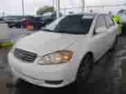 2004 Toyota Corolla CE z VIN JTDBR32E942041472, wystawiony jako IAAI lot #43225890 z przebiegiem 144 291 mil mil oraz . Historia ofert i sprzedaży dostępna na DreamBid. Obrazek 2.