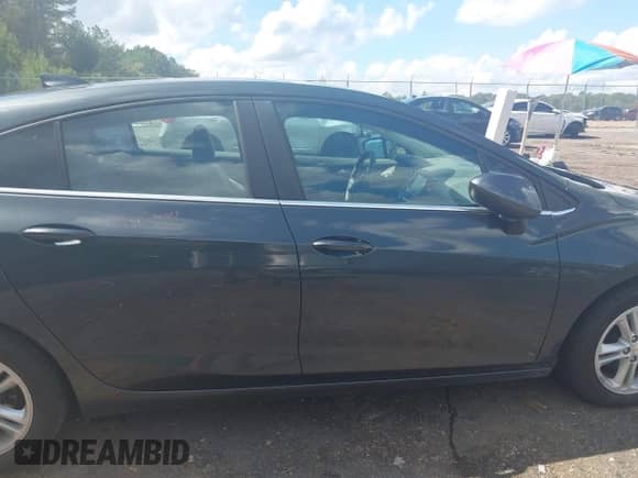 2017 Chevrolet Cruze LT z VIN 3G1BE6SM3HS554966, wystawiony jako IAAI lot #43252261 z przebiegiem 172 023 mil mil oraz . Historia ofert i sprzedaży dostępna na DreamBid. Obrazek 13.