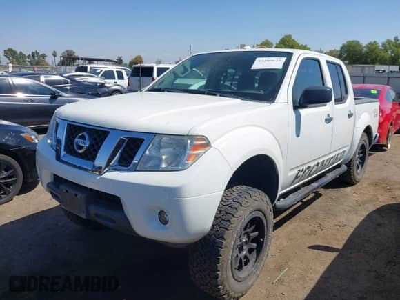 2018 Nissan Frontier SV z VIN 1N6AD0EV7JN746010, wystawiony jako IAAI lot #43289623 z przebiegiem 110 195 mil mil oraz . Historia ofert i sprzedaży dostępna na DreamBid. Obrazek 2.