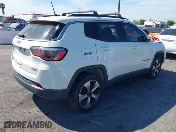 2017 Jeep Compass Latitude z VIN 3C4NJDBB8HT666563, wystawiony jako IAAI lot #43228511 z przebiegiem 116 669 mil mil oraz . Historia ofert i sprzedaży dostępna na DreamBid. Obrazek 4.