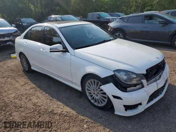 2013 Mercedes-Benz C 300 Luxury z VIN WDDGF8ABXDA751673, wystawiony jako Copart lot #68739465 z przebiegiem 211 703 mil mil oraz Czysty tytuł • Clean title. Historia ofert i sprzedaży dostępna na DreamBid. Obrazek 4.