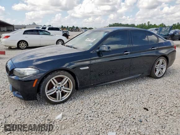 2015 BMW 5 Series 550i z VIN WBAKN9C50FD961539, wystawiony jako Copart lot #62201055 z przebiegiem 129 182 mil mil oraz Czysty tytuł • Clean title. Historia ofert i sprzedaży dostępna na DreamBid. Obrazek 1.
