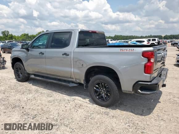 2024 Chevrolet Silverado 1500 Custom Trail Boss z VIN 3GCUDCE88RG346358, wystawiony jako Copart lot #68303935 z przebiegiem Nie podano mil oraz Szkoda całkowita • Salvage title. Historia ofert i sprzedaży dostępna na DreamBid. Obrazek 2.