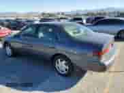 1997 Toyota Camry LE z VIN 4T1BF22K6VU034585, wystawiony jako Copart lot #71664615 z przebiegiem 171 085 mil mil oraz Czysty tytuł • Clean title. Historia ofert i sprzedaży dostępna na DreamBid. Obrazek 2.
