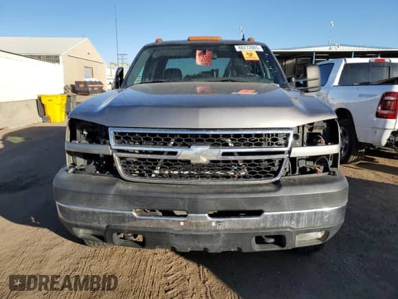 2006 Chevrolet Silverado 3500 DRW Wrk Trk z VIN 1GCJK33276F138041, wystawiony jako Copart lot #88272865 z przebiegiem 139 985 mil mil oraz Szkoda całkowita • Salvage title. Historia ofert i sprzedaży dostępna na DreamBid. Obrazek 5.