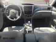 2010 Subaru Forester X z VIN JF2SH6AC0AH726183, wystawiony jako Copart lot #61845525 z przebiegiem 162 526 mil mil oraz Czysty tytuł • Clean title. Historia ofert i sprzedaży dostępna na DreamBid. Obrazek 8.