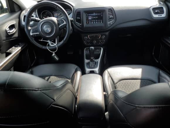 2019 Jeep Compass Latitude z VIN 3C4NJCBB6KT715423, wystawiony jako Copart lot #55070705 z przebiegiem 74 576 mil mil oraz Szkoda całkowita • Salvage title. Historia ofert i sprzedaży dostępna na DreamBid. Obrazek 8.