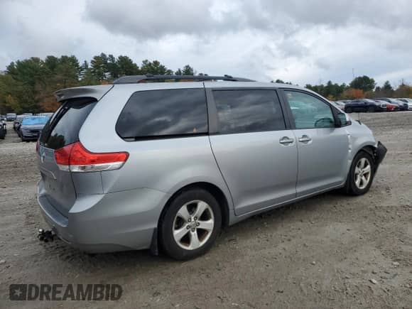 2011 Toyota Sienna LE z VIN 5TDKK3DC9BS047018, wystawiony jako Copart lot #82652505 z przebiegiem 151 351 mil mil oraz Czysty tytuł • Clean title. Historia ofert i sprzedaży dostępna na DreamBid. Obrazek 3.