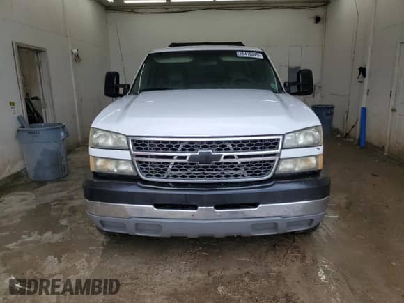 2005 Chevrolet Silverado 2500HD Work Truck with VIN 1GCHC24U55E304891, listed as a Copart auction lot 70416245 with 209,741 mi miles and Non repairable. Bid and sale history available at DreamBid. Image 5.