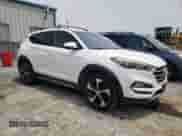 2017 Hyundai Tucson Value z VIN KM8J3CA20HU313644, wystawiony jako Copart lot #60212675 z przebiegiem 123 645 mil mil oraz Czysty tytuł • Clean title. Historia ofert i sprzedaży dostępna na DreamBid. Obrazek 4.