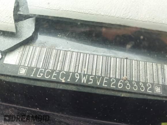 1997 Chevrolet Silverado 1500 z VIN 1GCEC19W5VE263332, wystawiony jako IAAI lot #42400176 z przebiegiem 141 078 mil mil oraz . Historia ofert i sprzedaży dostępna na DreamBid. Obrazek 9.