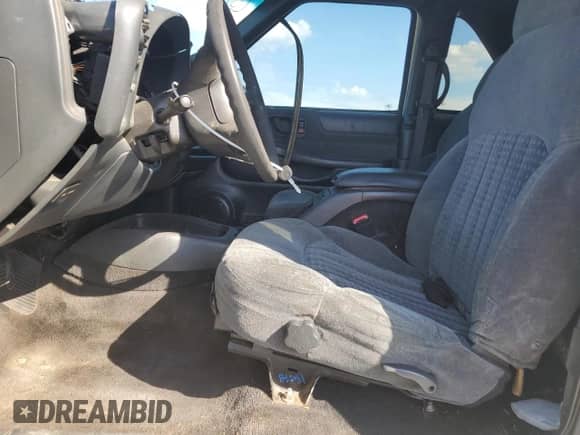 2000 Chevrolet Blazer LS z VIN 1GNCT18W7YK250829, wystawiony jako Copart lot #60228025 z przebiegiem 174 005 mil mil oraz Szkoda całkowita • Salvage title. Historia ofert i sprzedaży dostępna na DreamBid. Obrazek 7.