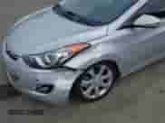 2013 Hyundai Elantra GLS z VIN KMHDH4AE6DU779474, wystawiony jako IAAI lot #42569044 z przebiegiem 95 106 mil mil oraz . Historia ofert i sprzedaży dostępna na DreamBid. Obrazek 6.