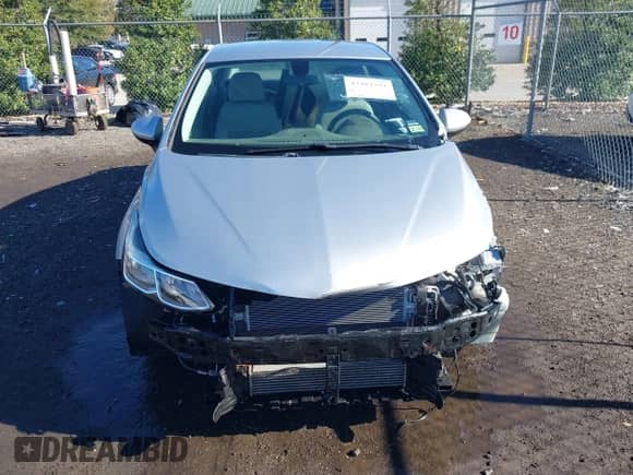 2017 Chevrolet Cruze LS z VIN 1G1BC5SMXH7277036, wystawiony jako IAAI lot #43484591 z przebiegiem 141 941 mil mil oraz . Historia ofert i sprzedaży dostępna na DreamBid. Obrazek 6.