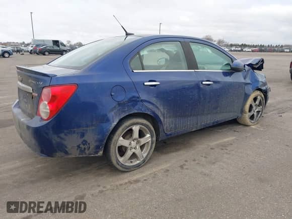 2013 Chevrolet Sonic LTZ z VIN 1G1JE5SB8D4200567, wystawiony jako IAAI lot #41933492 z przebiegiem 124 603 mil mil oraz . Historia ofert i sprzedaży dostępna na DreamBid. Obrazek 4.