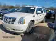 2011 Cadillac Escalade ESV Premium z VIN 1GYS4JEF1BR154922, wystawiony jako IAAI lot #41487239 z przebiegiem 154 979 mil mil oraz . Historia ofert i sprzedaży dostępna na DreamBid. Obrazek 17.