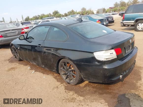 2010 BMW 3 Series 335i z VIN WBAWB7C56AP048323, wystawiony jako IAAI lot #40185446 z przebiegiem 136 840 mil mil oraz . Historia ofert i sprzedaży dostępna na DreamBid. Obrazek 3.