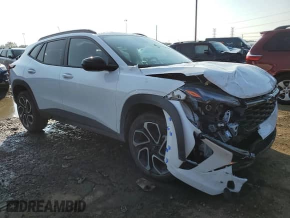 2025 Chevrolet Trax 2RS с VIN KL77LJEP4SC091595, выставлен на аукционе Copart как лот 69057045 с пробегом 13 034 миль миль и Списание • Salvage title. История ставок и продаж доступна на DreamBid. Изображение 4.