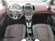 2016 Chevrolet Sonic LT z VIN 1G1JC5SB1G4116486, wystawiony jako Copart lot #88802915 z przebiegiem 86 570 mil mil oraz Szkoda całkowita • Salvage title. Historia ofert i sprzedaży dostępna na DreamBid. Obrazek 8.