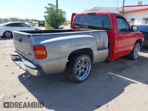 2005 GMC Sierra 1500 Work Truck z VIN 1GTEC14XX5Z187194, wystawiony jako IAAI lot #42644156 z przebiegiem 213 308 mil mil oraz . Historia ofert i sprzedaży dostępna na DreamBid. Obrazek 4.