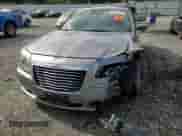 2012 Chrysler 300 S z VIN 2C3CCABGXCH192942, wystawiony jako Copart lot #84623235 z przebiegiem 144 321 mil mil oraz Szkoda całkowita • Salvage title. Historia ofert i sprzedaży dostępna na DreamBid. Obrazek 13.