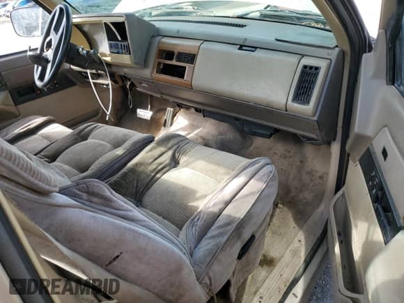 1989 GMC Sierra 1500 z VIN 1GTDC14K1KZ510561, wystawiony jako Copart lot #46184125 z przebiegiem 158 159 mil mil oraz Czysty tytuł • Clean title. Historia ofert i sprzedaży dostępna na DreamBid. Obrazek 8.