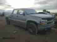 2002 Chevrolet Silverado 1500HD LS z VIN 1GCGK13U82F122070, wystawiony jako Copart lot #83078544 z przebiegiem 383 191 mil mil oraz Szkoda całkowita • Salvage title. Historia ofert i sprzedaży dostępna na DreamBid. Obrazek 4.