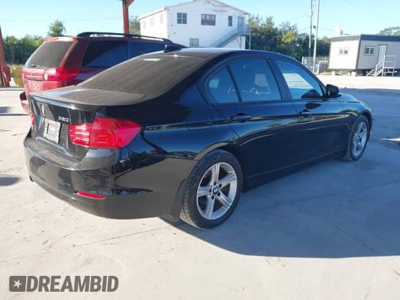 2015 BMW 3 Series 320i с VIN WBA3B1C51FP831427, выставлен на аукционе IAAI как лот 43441308 с пробегом 156 482 миль миль и . История ставок и продаж доступна на DreamBid. Изображение 4.