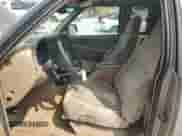 2000 Chevrolet S-10 LS z VIN 1GCDT19W0YK211706, wystawiony jako Copart lot #69227405 z przebiegiem 156 404 mil mil oraz Szkoda całkowita • Salvage title. Historia ofert i sprzedaży dostępna na DreamBid. Obrazek 7.