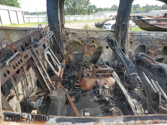 2015 Chevrolet Silverado 2500HD LTZ z VIN 1GC1KWE82FF185304, wystawiony jako Copart lot #66446155 z przebiegiem Nie podano mil oraz Nie do naprawy • Non repairable. Historia ofert i sprzedaży dostępna na DreamBid. Obrazek 10.