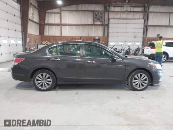 2011 Honda Accord EX z VIN 1HGCP3F74BA002167, wystawiony jako IAAI lot #41792966 z przebiegiem 72 635 mil mil oraz . Historia ofert i sprzedaży dostępna na DreamBid. Obrazek 13.