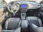 2018 Jeep Compass Latitude z VIN 3C4NJCBB0JT411003, wystawiony jako Copart lot #80697275 z przebiegiem 52 095 mil mil oraz Szkoda całkowita • Salvage title. Historia ofert i sprzedaży dostępna na DreamBid. Obrazek 8.