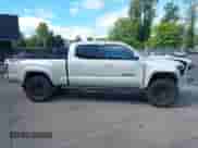 2022 Toyota Tacoma SR5 z VIN 3TYDZ5BN2NT007103, wystawiony jako IAAI lot #42782659 z przebiegiem 118 823 mil mil oraz . Historia ofert i sprzedaży dostępna na DreamBid. Obrazek 13.