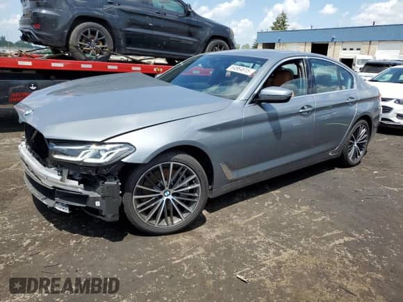 2023 BMW 5 Series 540i xDrive z VIN WBA73BJ0XPCL98386, wystawiony jako Copart lot #64864615 z przebiegiem 23 672 mil mil oraz Czysty tytuł • Clean title. Historia ofert i sprzedaży dostępna na DreamBid. Obrazek 1.