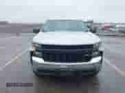 2019 Chevrolet Silverado 1500 Work Truck z VIN 1GCUYAEF9KZ314984, wystawiony jako IAAI lot #42115004 z przebiegiem 131 766 mil mil oraz . Historia ofert i sprzedaży dostępna na DreamBid. Obrazek 6.