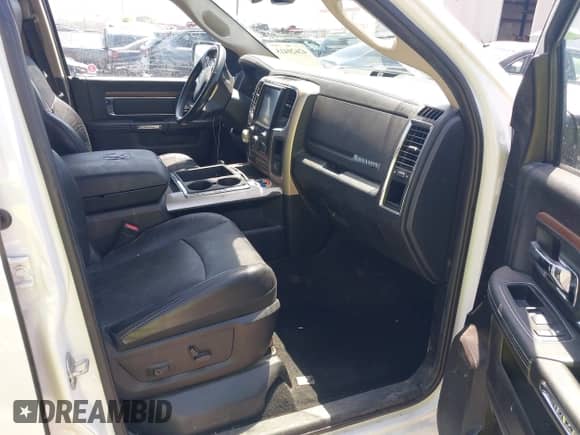 2014 Ram 1500 Laramie z VIN 1C6RR7VM1ES312946, wystawiony jako IAAI lot #42620415 z przebiegiem 163 405 mil mil oraz . Historia ofert i sprzedaży dostępna na DreamBid. Obrazek 5.