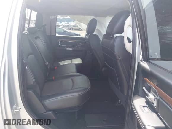 2017 Ram 1500 Laramie z VIN 1C6RR7NT3HS612435, wystawiony jako IAAI lot #42518965 z przebiegiem 128 307 mil mil oraz . Historia ofert i sprzedaży dostępna na DreamBid. Obrazek 8.