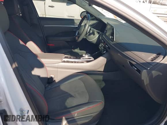 2020 Hyundai Sonata SEL Plus z VIN 5NPEJ4J25LH024599, wystawiony jako IAAI lot #43250746 z przebiegiem 53 519 mil mil oraz . Historia ofert i sprzedaży dostępna na DreamBid. Obrazek 5.