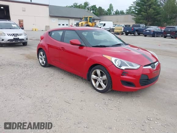 2013 Hyundai Veloster w/Gray Int z VIN KMHTC6AD0DU145090, wystawiony jako IAAI lot #42618390 z przebiegiem 126 641 mil mil oraz . Historia ofert i sprzedaży dostępna na DreamBid. Obrazek 1.
