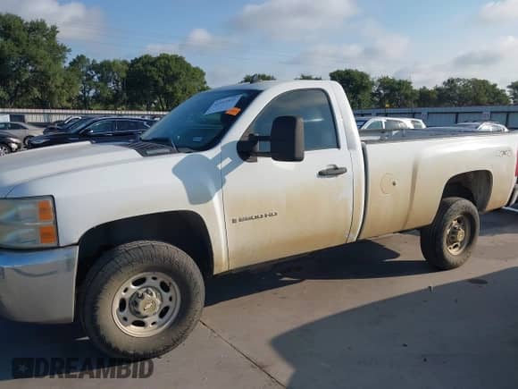 2008 Chevrolet Silverado 2500HD Work Truck z VIN 1GCHC24K88E110231, wystawiony jako IAAI lot #42913597 z przebiegiem 336 989 mil mil oraz . Historia ofert i sprzedaży dostępna na DreamBid. Obrazek 15.