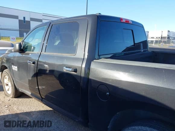 2018 Ram 1500 Big Horn z VIN 1C6RR6LG8JS149133, wystawiony jako IAAI lot #43487206 z przebiegiem 131 024 mil mil oraz . Historia ofert i sprzedaży dostępna na DreamBid. Obrazek 13.