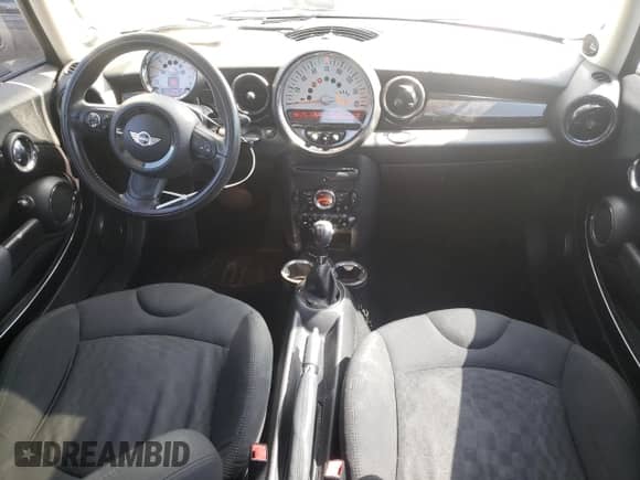 2011 MINI Hardtop z VIN WMWSU3C53BT091950, wystawiony jako Copart lot #45841863 z przebiegiem 125 815 mil mil oraz Czysty tytuł • Clean title. Historia ofert i sprzedaży dostępna na DreamBid. Obrazek 8.