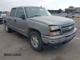 2006 Chevrolet Silverado 1500 LT2 z VIN 2GCEK13T261131746, wystawiony jako IAAI lot #43268559 z przebiegiem 329 851 mil mil oraz . Historia ofert i sprzedaży dostępna na DreamBid. Obrazek 1.