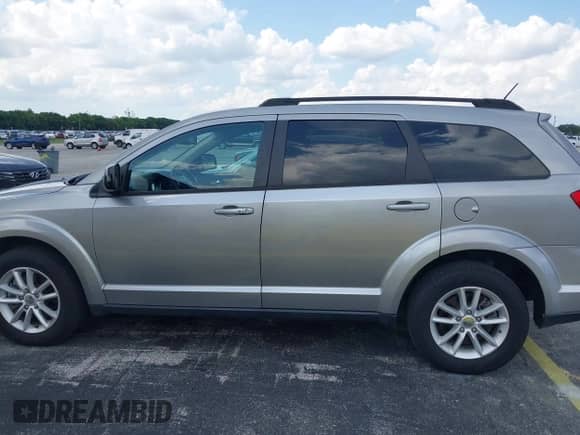 2019 Dodge Journey SE z VIN 3C4PDCBB3KT810618, wystawiony jako IAAI lot #42873612 z przebiegiem 57 662 mil mil oraz . Historia ofert i sprzedaży dostępna na DreamBid. Obrazek 6.