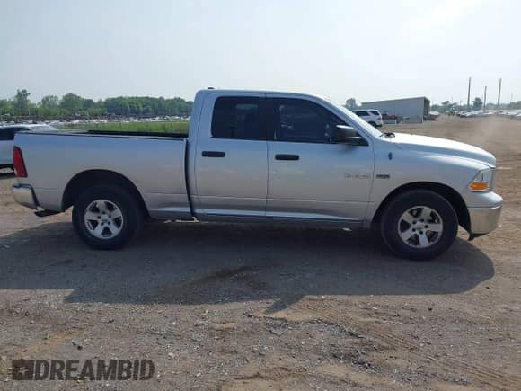 2009 Dodge 1500 SLT z VIN 1D3HB18TX9S757191, wystawiony jako IAAI lot #42522325 z przebiegiem 177 738 mil mil oraz . Historia ofert i sprzedaży dostępna na DreamBid. Obrazek 13.