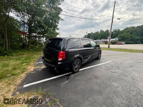 2015 Dodge Grand Caravan SE z VIN 2C4RDGBG5FR669264, wystawiony jako Copart lot #68374985 z przebiegiem 139 947 mil mil oraz Czysty tytuł • Clean title. Historia ofert i sprzedaży dostępna na DreamBid. Obrazek 4.