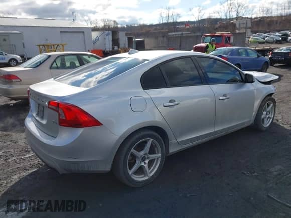 2015 Volvo S60 с VIN YV126MFA6F1311511, выставлен на аукционе IAAI как лот 41696723 с пробегом 136 780 миль миль и . История ставок и продаж доступна на DreamBid. Изображение 4.