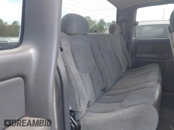 2005 Chevrolet Silverado 1500 LS z VIN 2GCEC19V751152385, wystawiony jako IAAI lot #43360918 z przebiegiem 158 152 mil mil oraz . Historia ofert i sprzedaży dostępna na DreamBid. Obrazek 8.