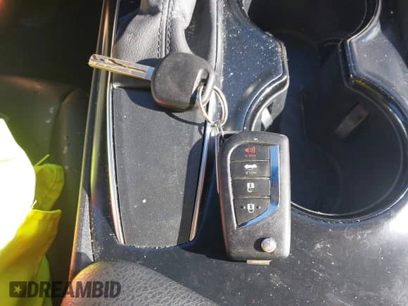 2020 Toyota Camry SE z VIN 4T1G11AK1LU964407, wystawiony jako IAAI lot #43108552 z przebiegiem 68 960 mil mil oraz . Historia ofert i sprzedaży dostępna na DreamBid. Obrazek 11.